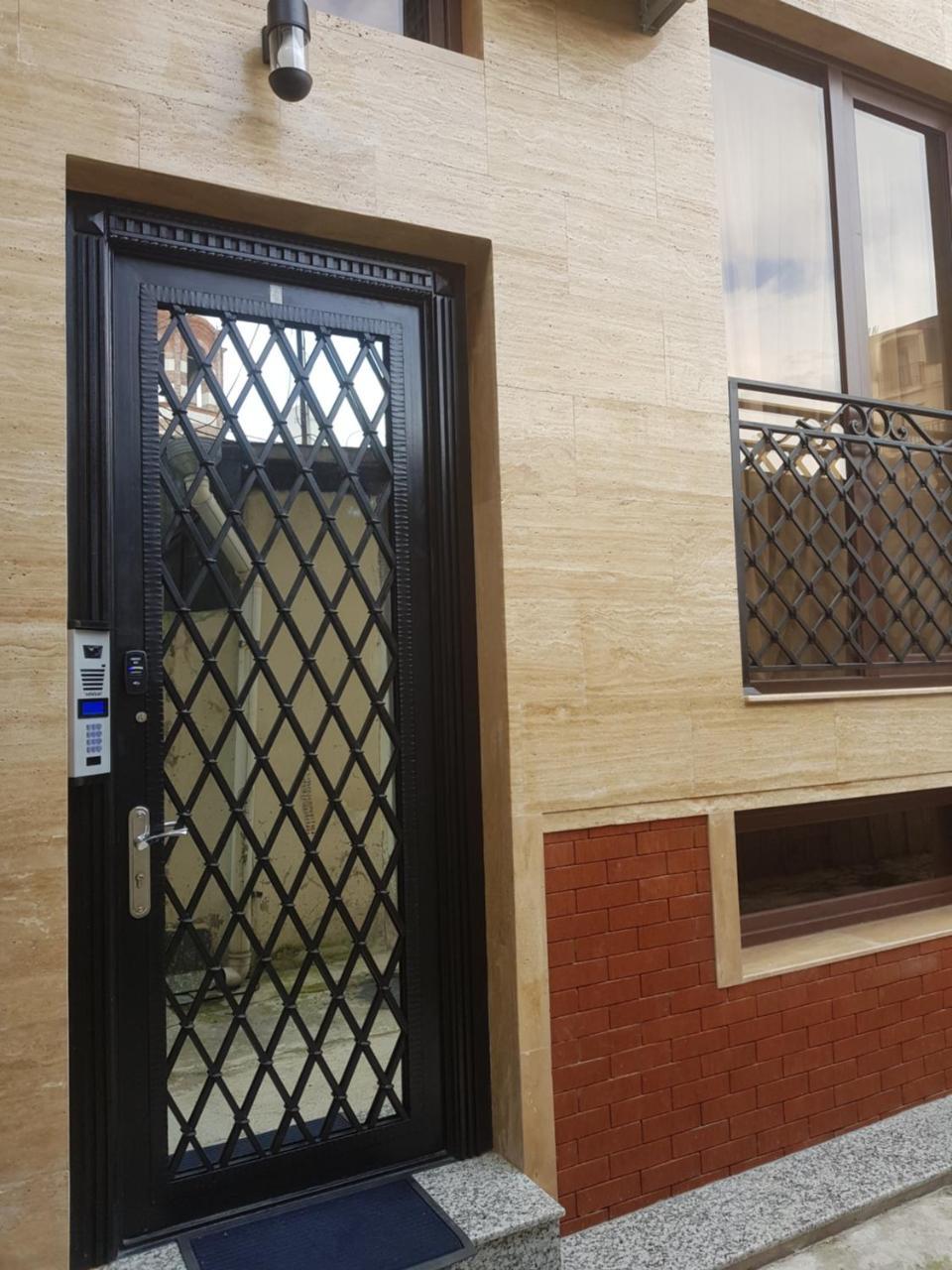 Piazza Batumi Guesthouse Buitenkant foto