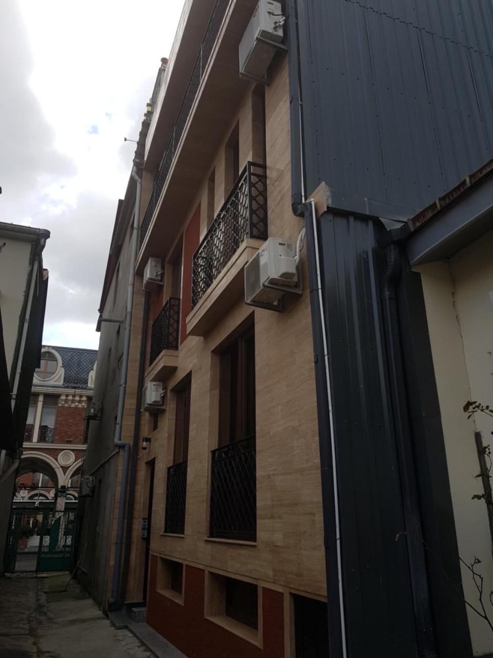 Piazza Batumi Guesthouse Buitenkant foto
