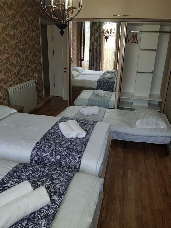 Piazza Batumi Guesthouse Buitenkant foto