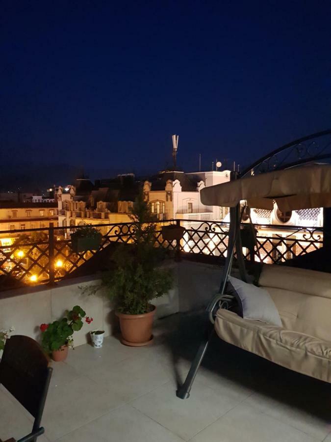 Piazza Batumi Guesthouse Buitenkant foto