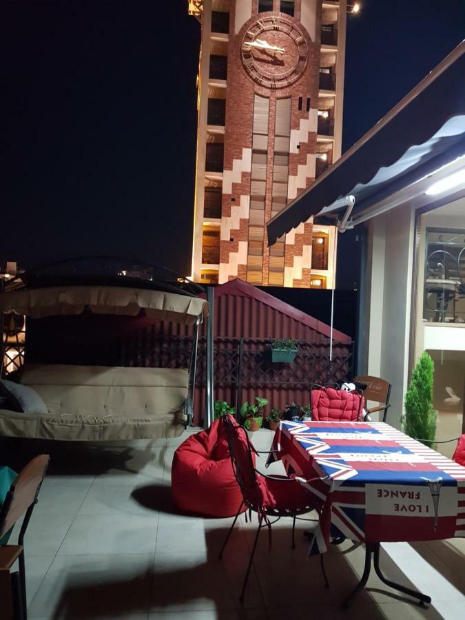 Piazza Batumi Guesthouse Buitenkant foto
