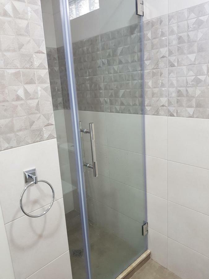 Piazza Batumi Guesthouse Buitenkant foto