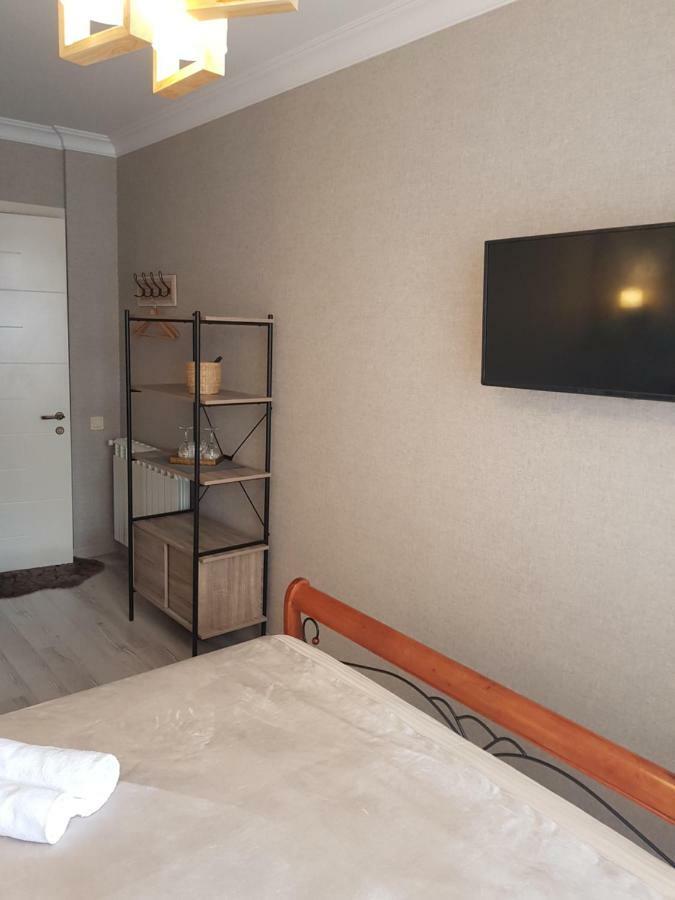 Piazza Batumi Guesthouse Buitenkant foto