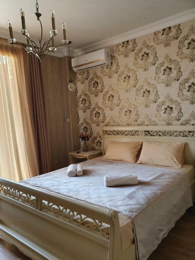 Piazza Batumi Guesthouse Buitenkant foto